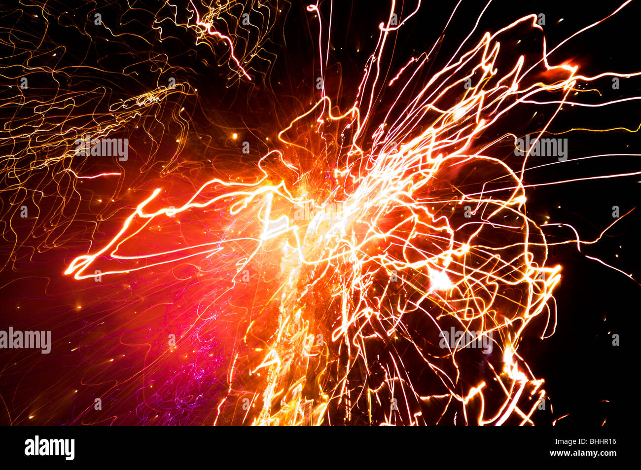 Una lunga esposizione delle colorate fuochi d'artificio Foto Stock