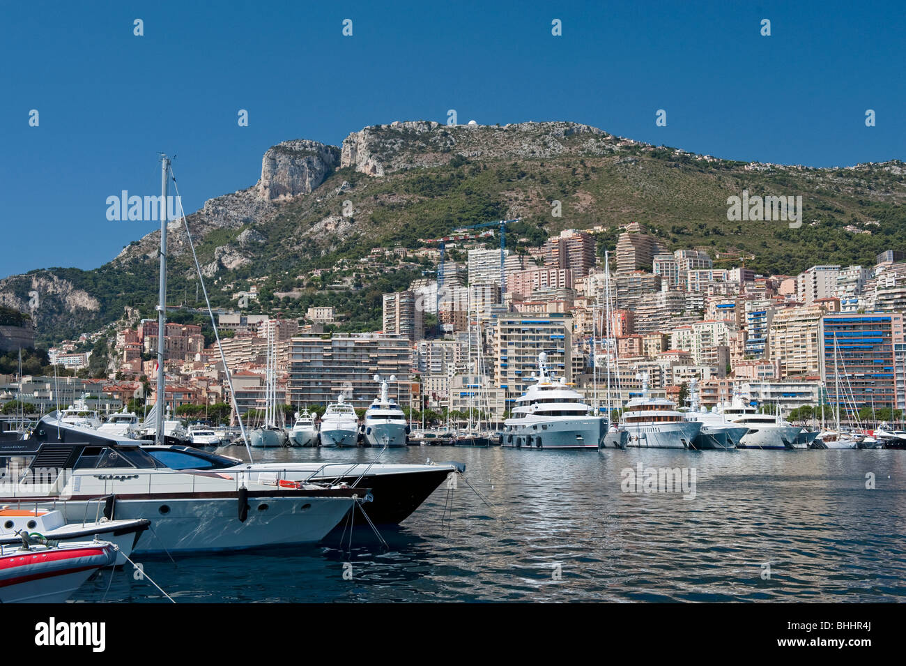 Vista del Porto Ercole, yacht di lusso in Marina e La Condamine, Monaco Foto Stock