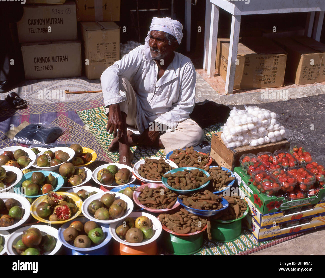 Anziano con bancarella di frutta, Suk Muttrah, Moscato, Governatorato Masqat, Sultanato dell'Oman Foto Stock