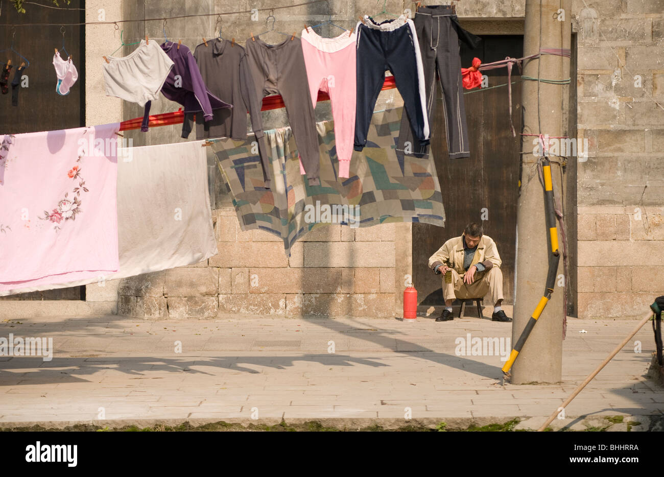 Scena lungo i canali in acqua storica area di città di Suzhou, provincia dello Jiangsu, Cina e Asia Foto Stock