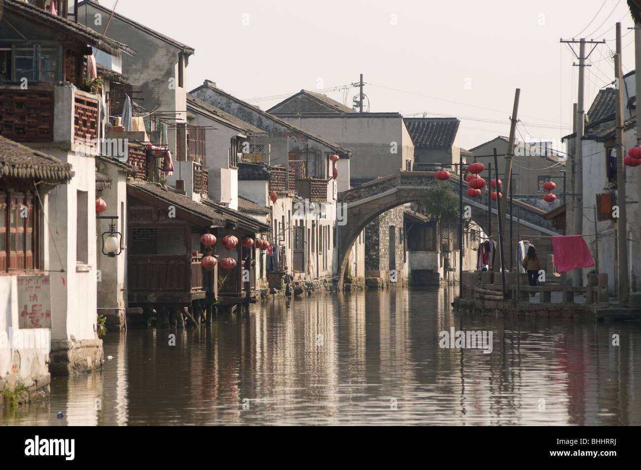 Scena lungo i canali in acqua storica area di città di Suzhou, provincia dello Jiangsu, Cina e Asia Foto Stock