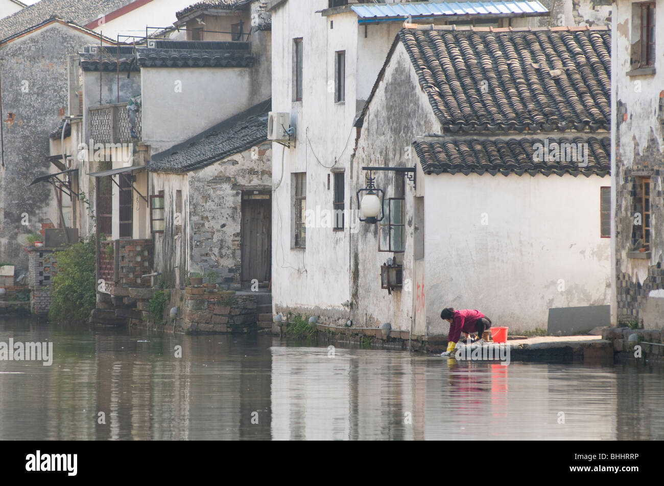 Scena lungo i canali in acqua storica area di città di Suzhou, provincia dello Jiangsu, Cina e Asia Foto Stock