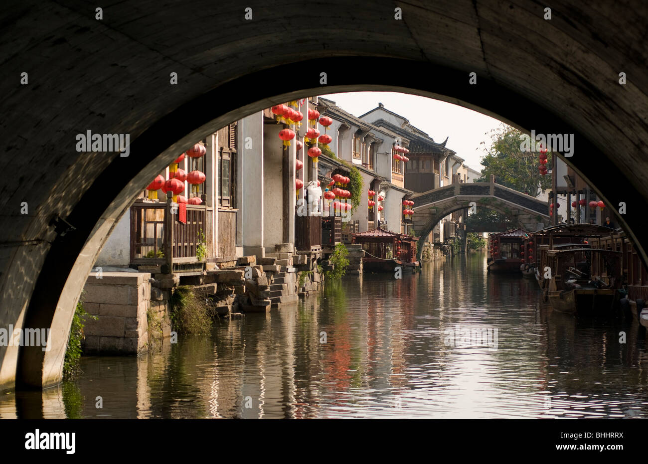 Scena lungo i canali in acqua storica area di città di Suzhou, provincia dello Jiangsu, Cina e Asia Foto Stock