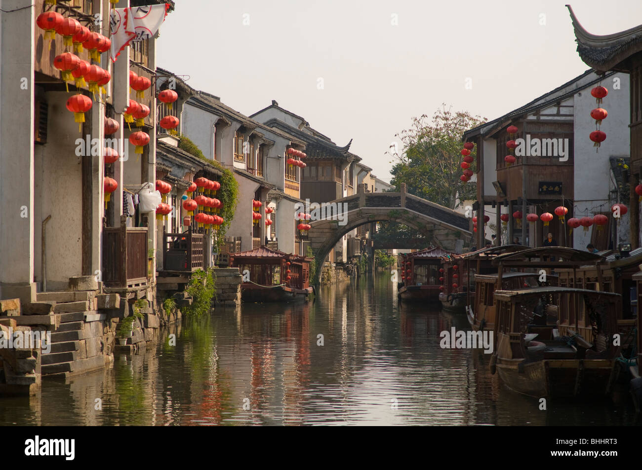 Scena lungo i canali in acqua storica area di città di Suzhou, provincia dello Jiangsu, Cina e Asia Foto Stock
