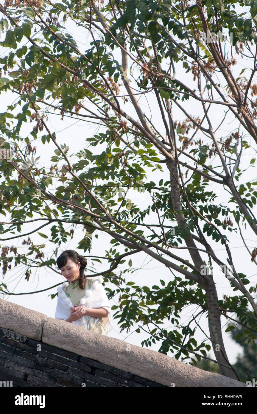 Giovane donna su un ponte in acqua storica area di città di Suzhou, provincia dello Jiangsu, Cina e Asia Foto Stock