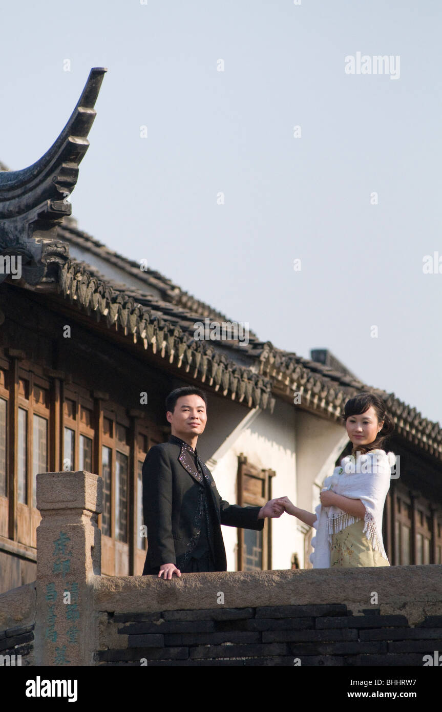 Un giovane che posano su un ponte in acqua storica area di città di Suzhou, provincia dello Jiangsu, Cina e Asia Foto Stock