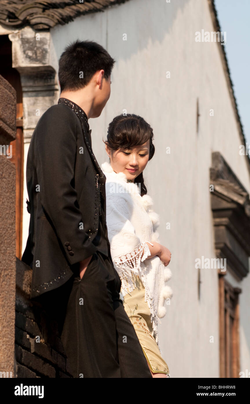 Coppia giovane in acqua storica area di città di Suzhou, provincia dello Jiangsu, Cina e Asia Foto Stock