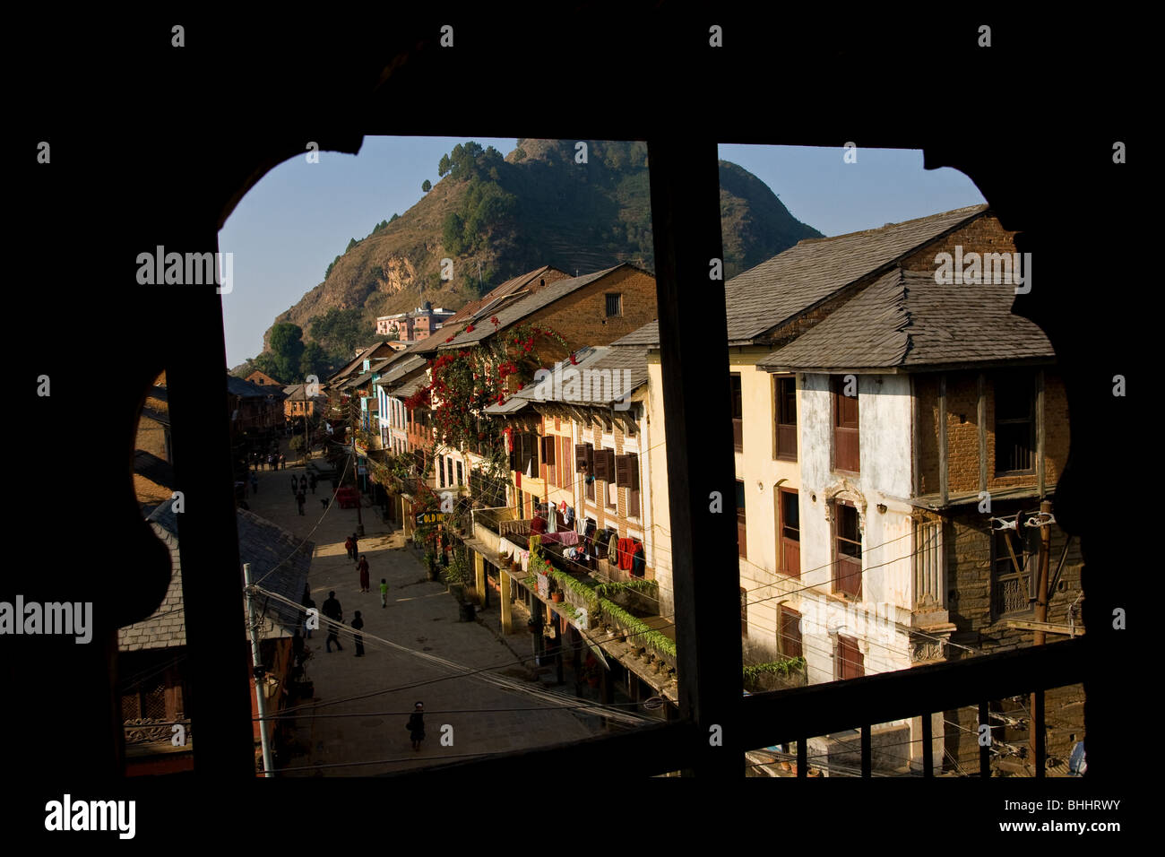 High street del tradizionale villaggio nepalese di Bandipur situato nella Pedemontana himalayana del Nepal. Foto Stock