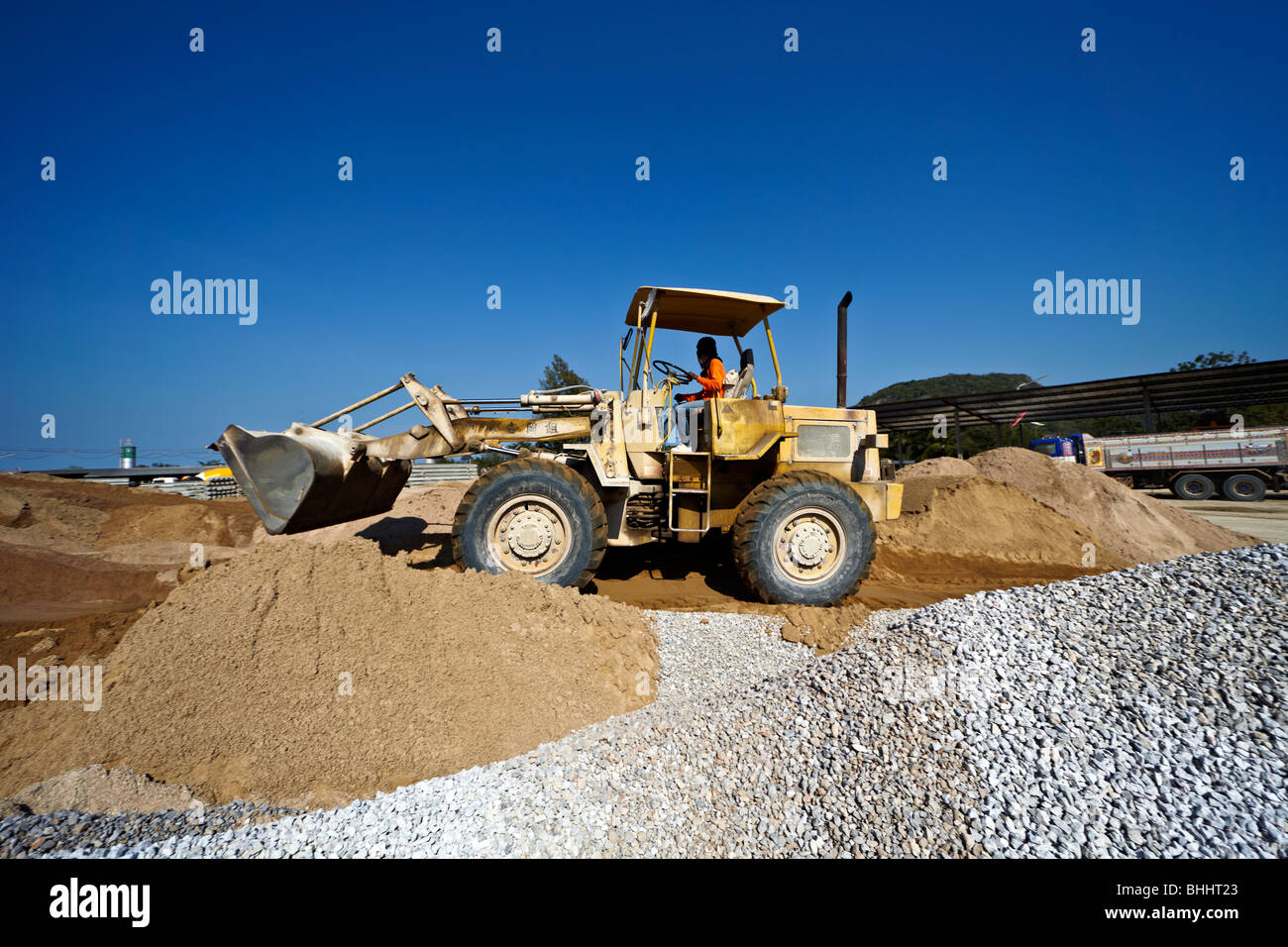 La Caterpillar Tractor cantiere. Thai cementificio con Caterpillar Tractor e operativa di lavoro. Thailandia SUDEST ASIATICO Foto Stock