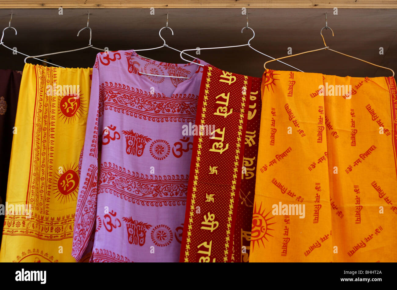 I prodotti tessili indiani sul display nella città di Varanasi (India). Foto Stock