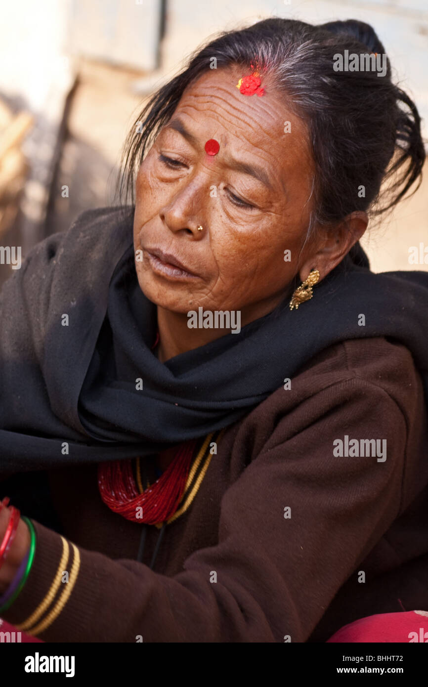 Donna nepalese tarding presso il mercato a motivo di Kathmandu in Nepal Foto Stock
