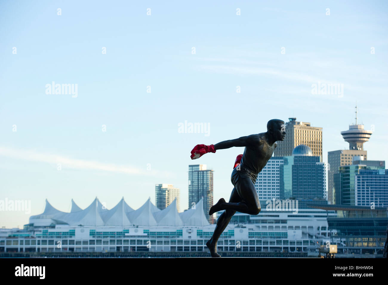 Statua di Olympic Runner Harry Jerome in Vancouver Stanley Park con la skyline di Vancouver in background Foto Stock