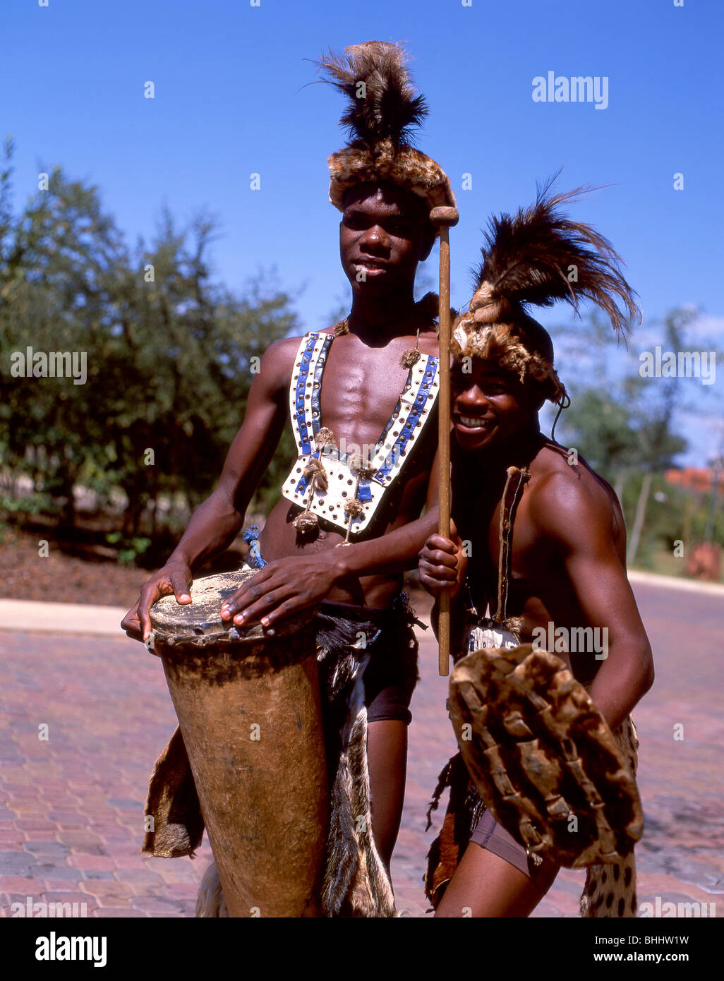 Gli uomini in abito nativo suonando la batteria, Victoria Falls Livingstone, sud della provincia, Repubblica di Zambia Foto Stock