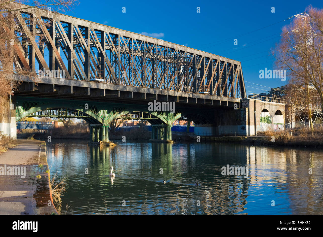 Per i ponti ferroviari sul fiume Nene, Peterborough, CAMBRIDGESHIRE. Il verde pilastri appartengono al XIX secolo secolo ghisa bridge Foto Stock
