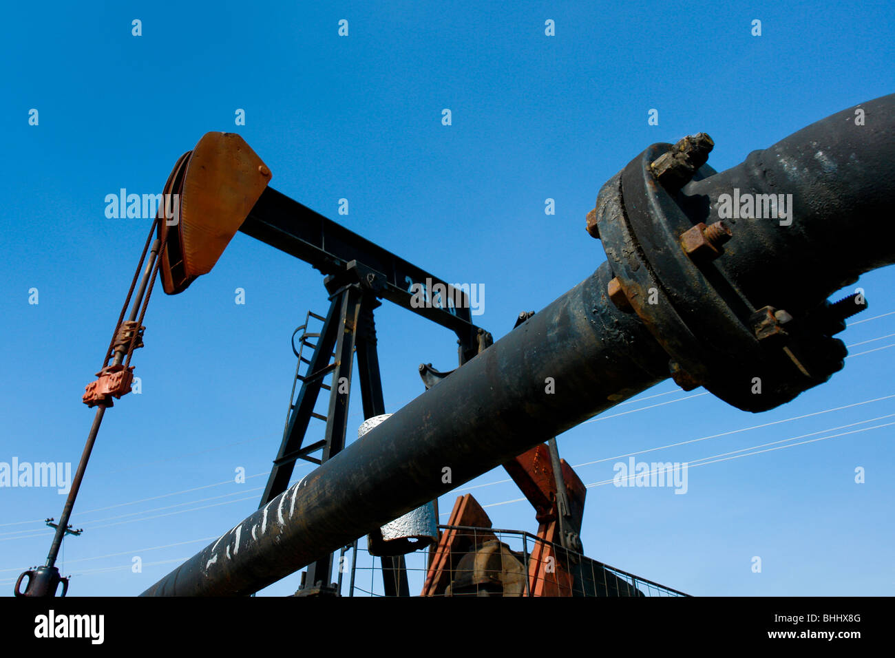Un olio e pompa con la pipeline sulla riva del lago di Maracaibo, Venezuela. Foto Stock