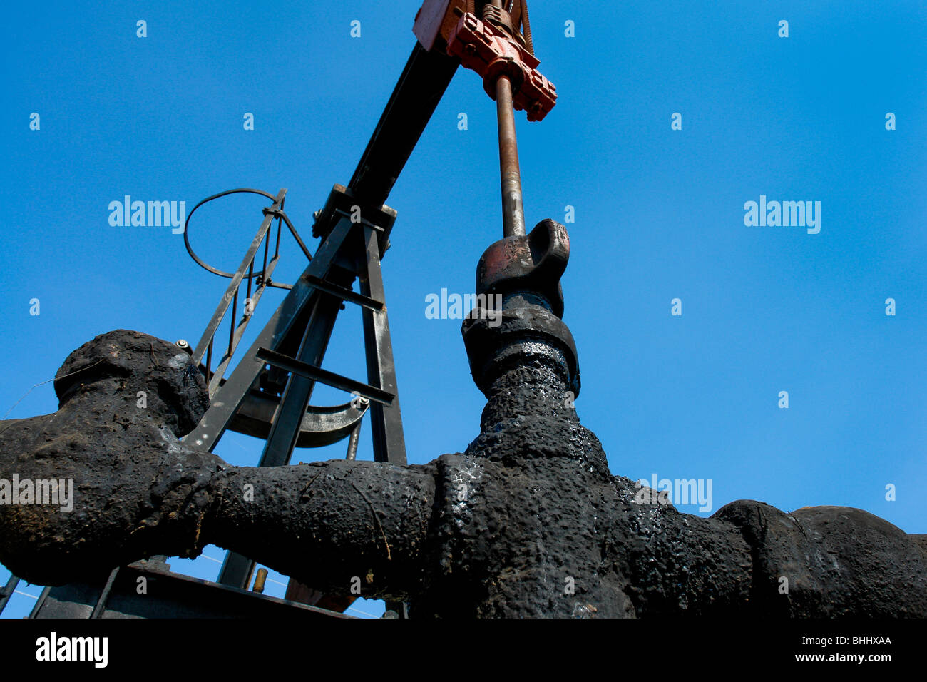 Un pozzo di petrolio di pompaggio del greggio sulla riva del lago di Maracaibo, Venezuela. Foto Stock