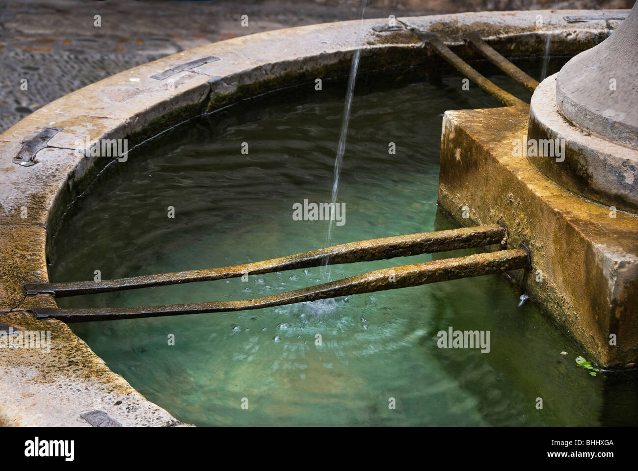La fontana del villaggio a St Paul de Vence Foto Stock