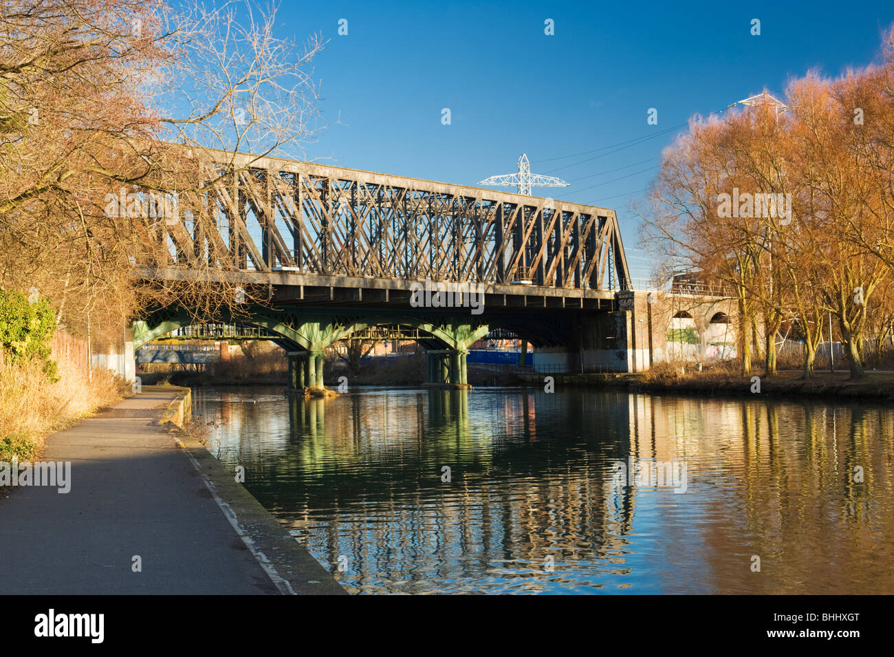 Per i ponti ferroviari sul fiume Nene, Peterborough, CAMBRIDGESHIRE. Il verde pilastri appartengono al XIX secolo secolo ghisa bridge. Foto Stock