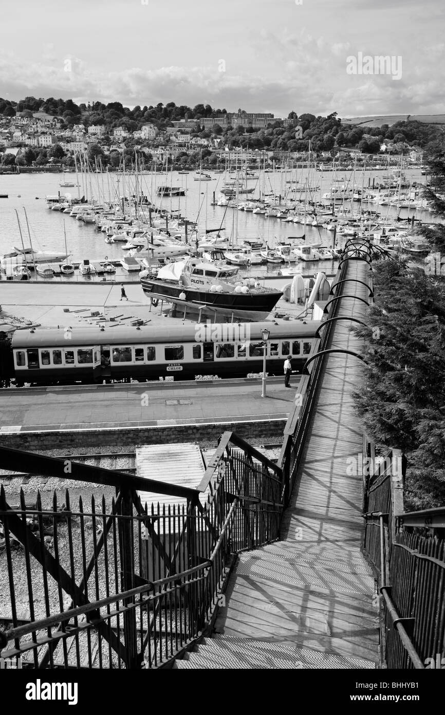 Kingswear Station con passerella pedonale e River Dart Beyond, South Hams, Devon, Inghilterra, Regno Unito Foto Stock