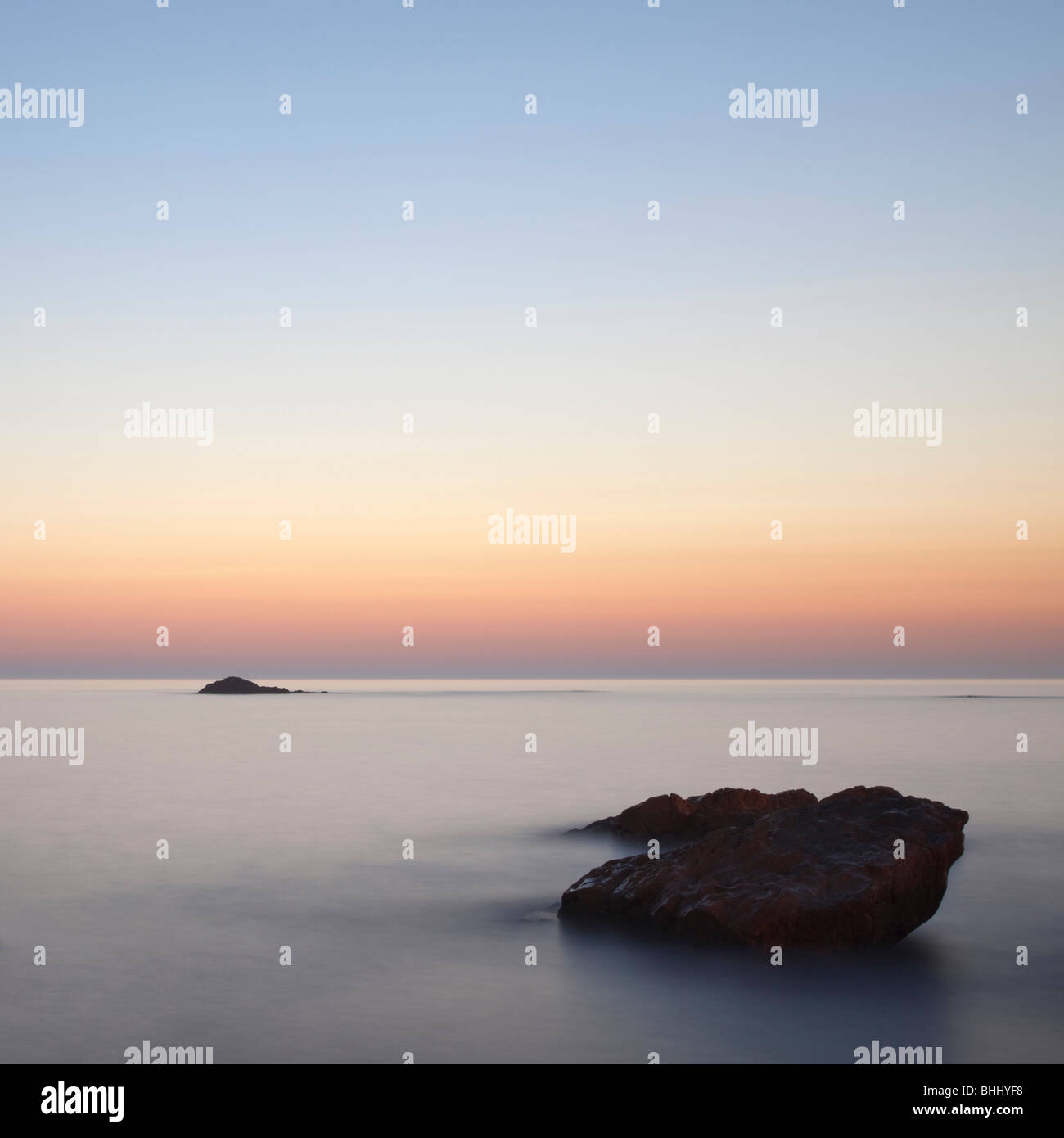 Rock in mare al tramonto Foto Stock