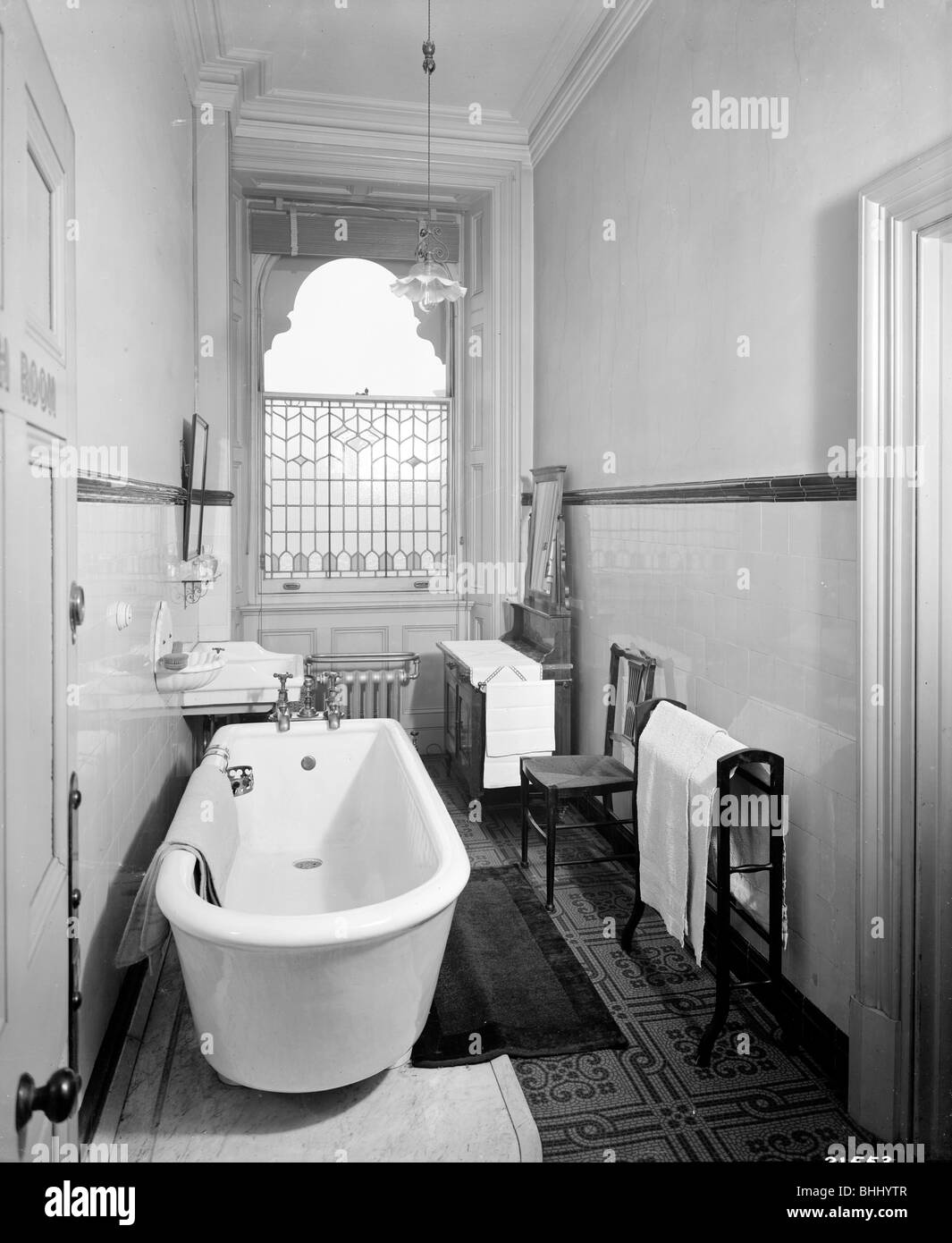 Un inizio di bagno in Grand Hotel, Northumberland Avenue, Londra, 1912. Artista: Bedford Lemere e azienda Foto Stock