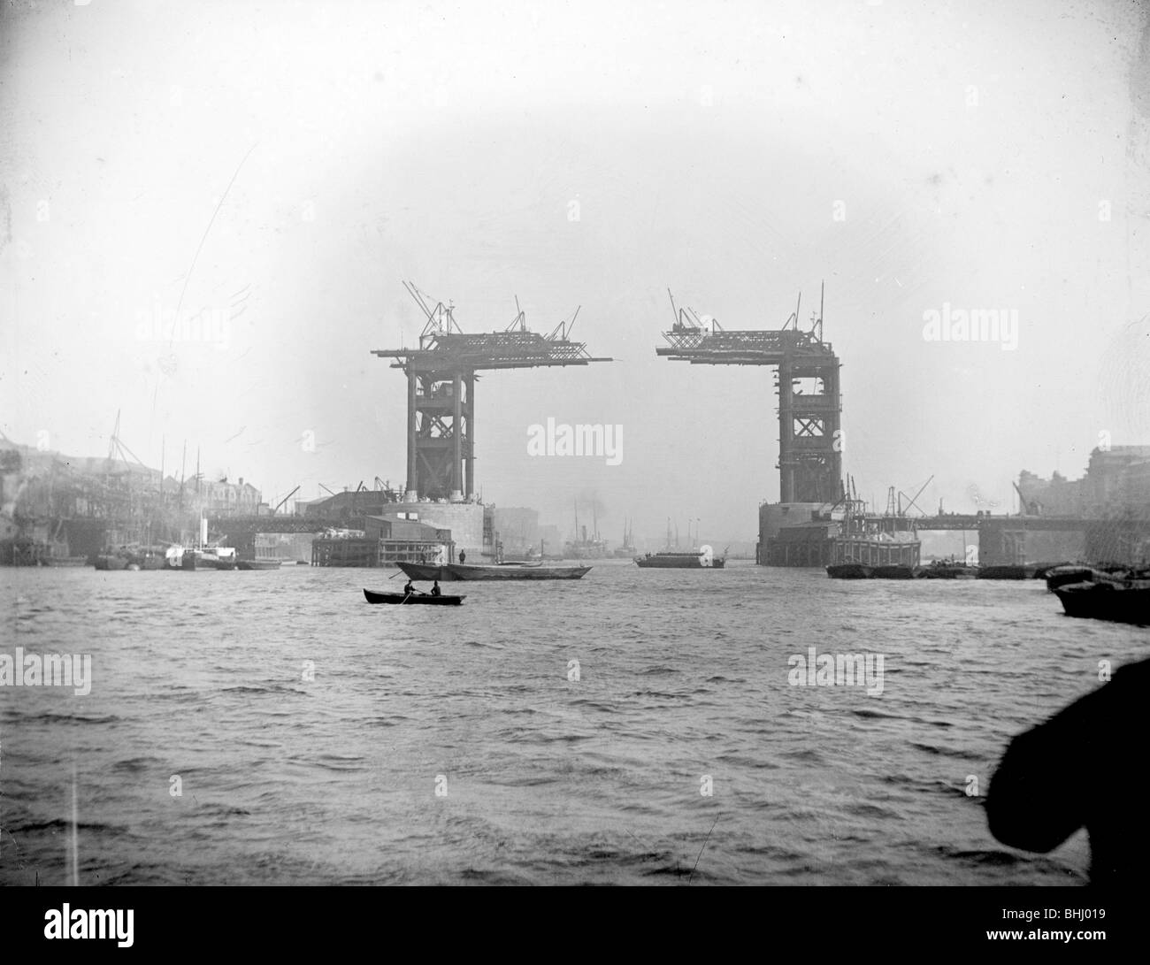 Il Tower Bridge di Londra, c1889. Artista: sconosciuto Foto Stock