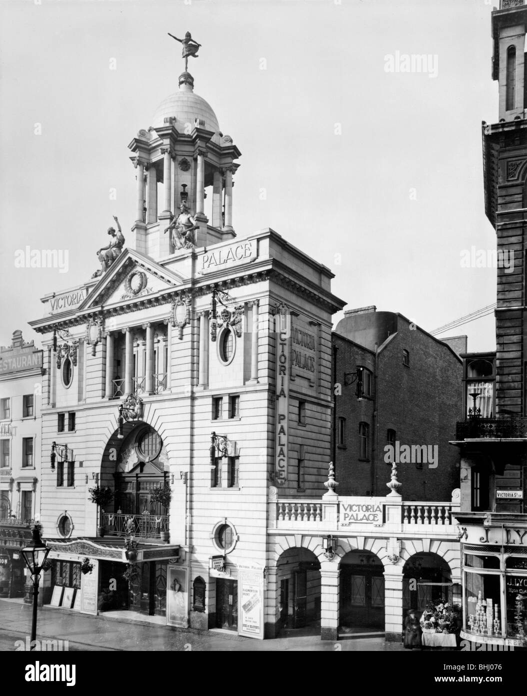 Victoria Palace Theatre, Londra, 1912. Artista: Bedford Lemere e azienda Foto Stock