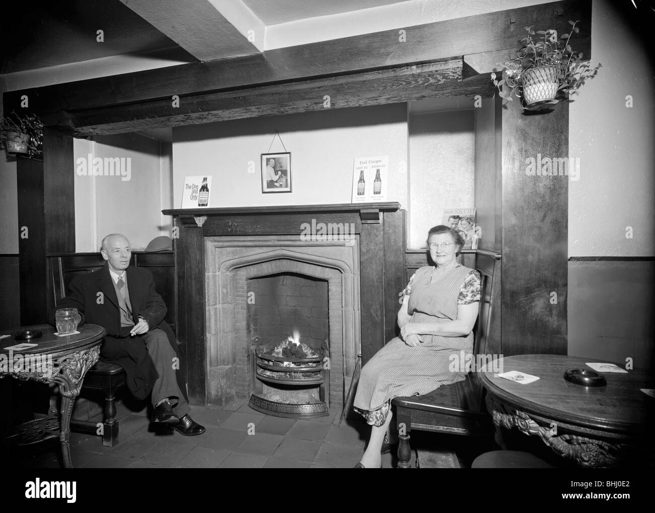 La padrona di casa del greyhound Inn, Penkhull, Stoke-on-Trent, Staffordshire, 1960. Artista: Herbert Felton Foto Stock