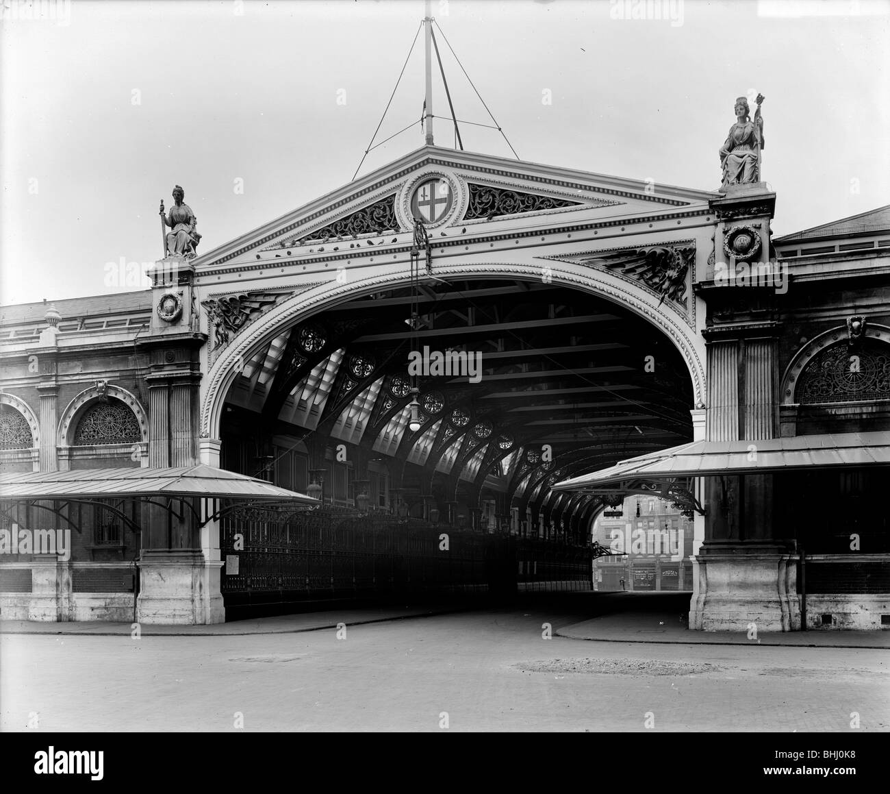 La grande entrata archway a Sir Horace Jones del nuovo mercato Smithfield, 1868. Artista: Bedford Lemere e azienda Foto Stock