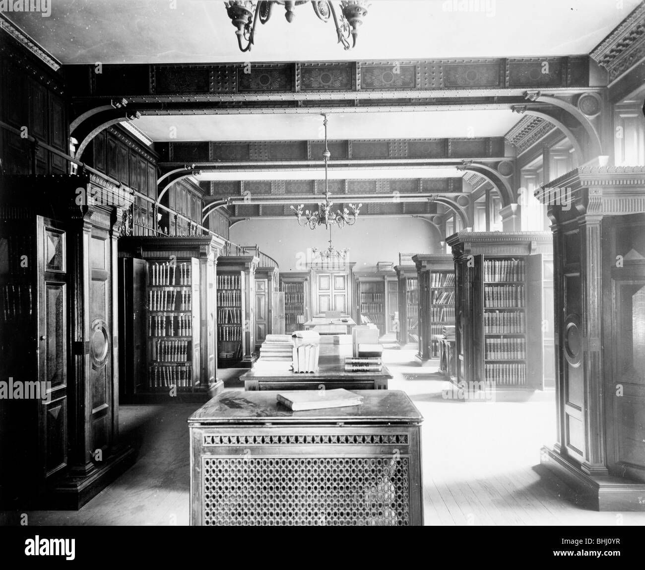Biblioteca presso il Foreign Office, Whitehall, Londra, 1896. Artista: Bedford Lemere e azienda Foto Stock