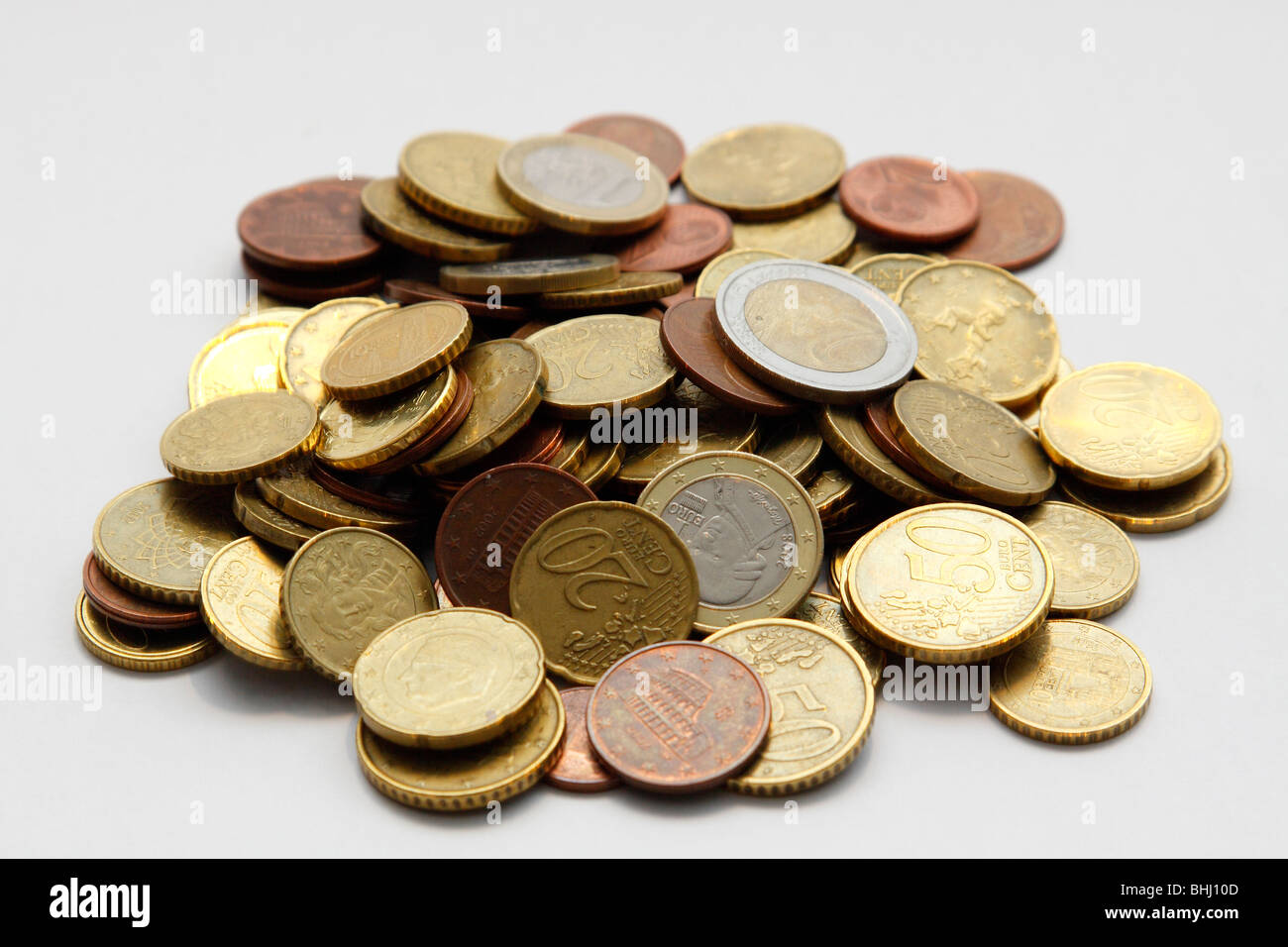 Monete metalliche in euro su sfondo bianco Foto Stock