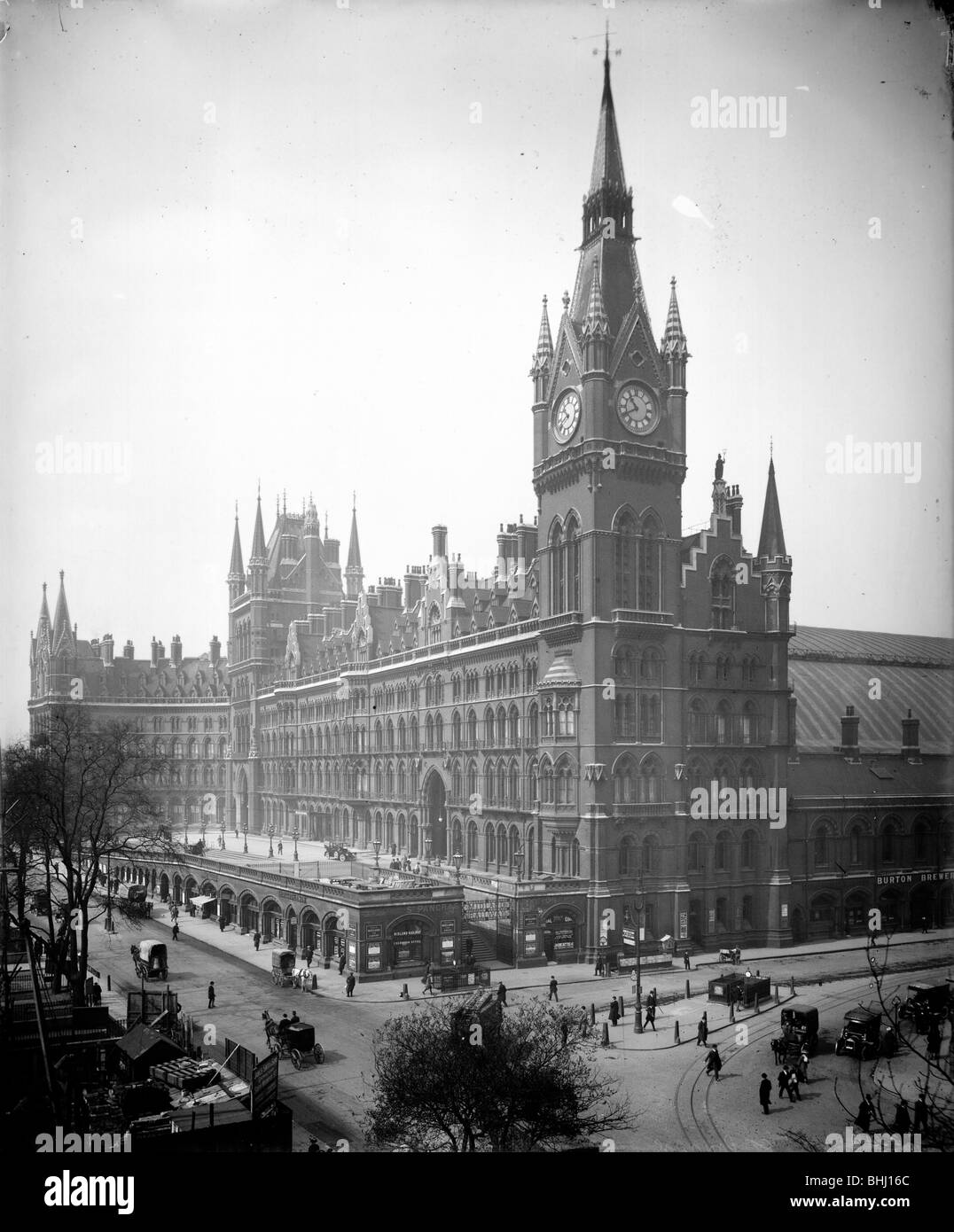 St Pancras Hotel (Midland Grand Hotel), Camden, London, da est, c1910. Artista: Bedford Lemere e azienda Foto Stock
