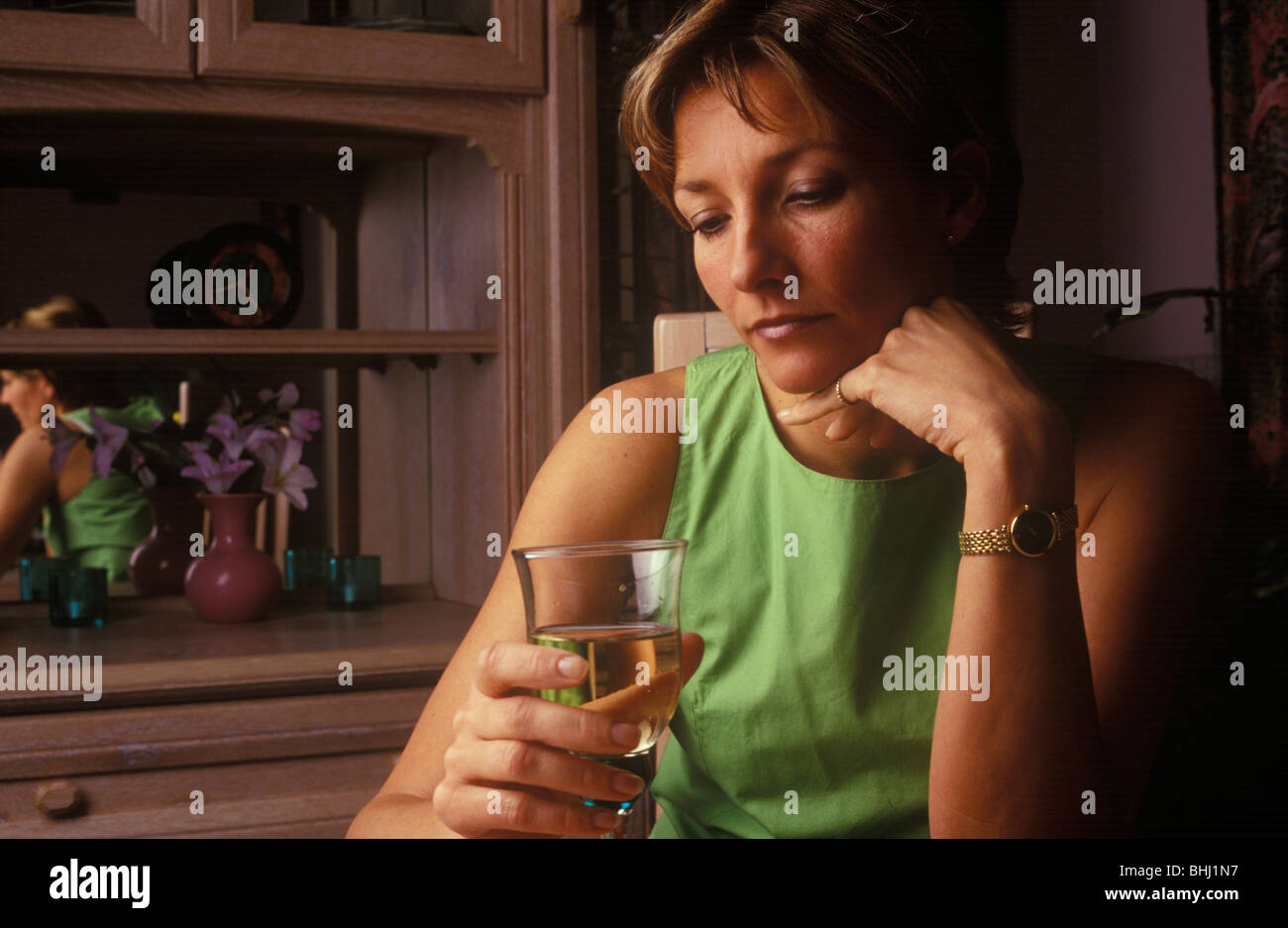 Donna di bere un bicchiere di vino Foto Stock