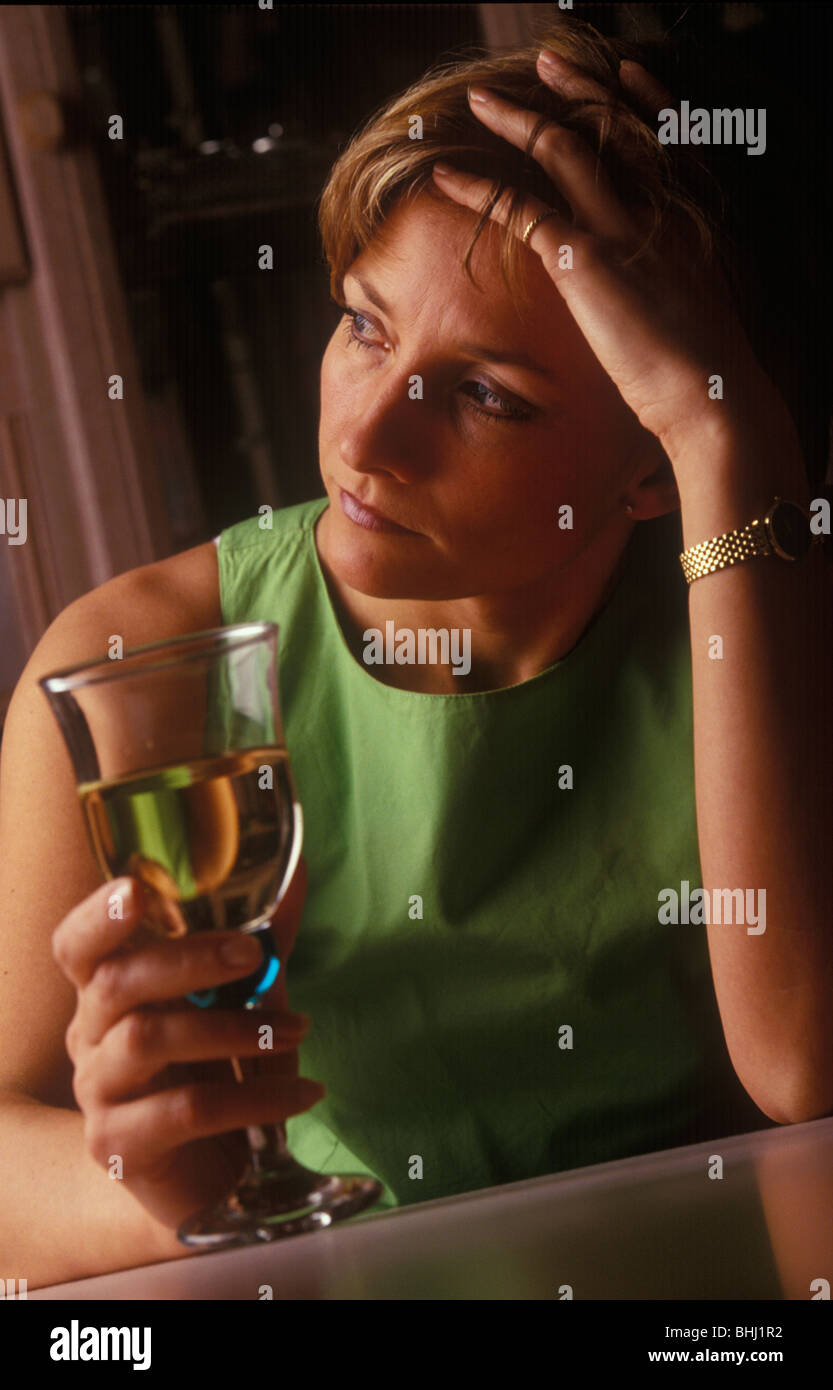 Donna di bere un bicchiere di vino Foto Stock