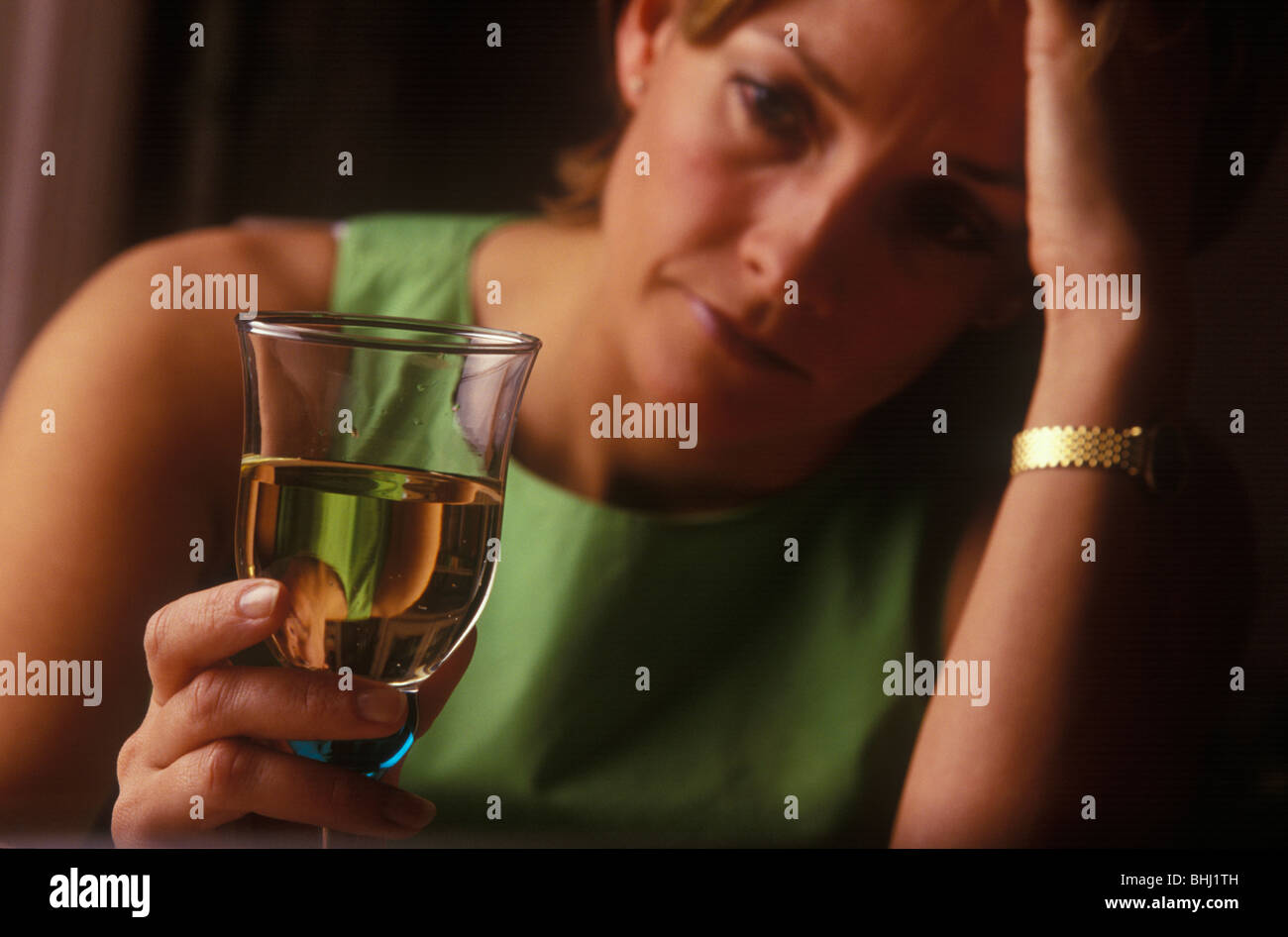 Donna di bere un bicchiere di vino Foto Stock
