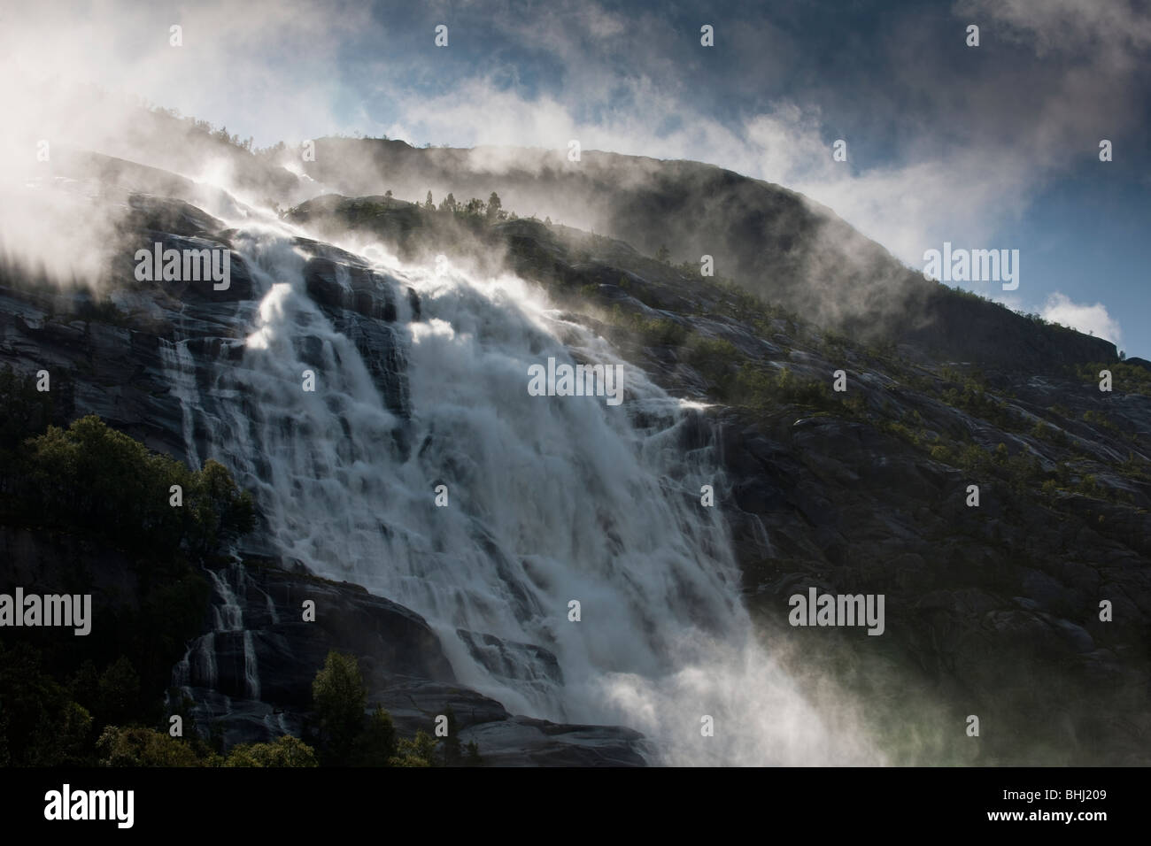 Cascata norvegese, Langfoss, Akrafjorden Foto Stock