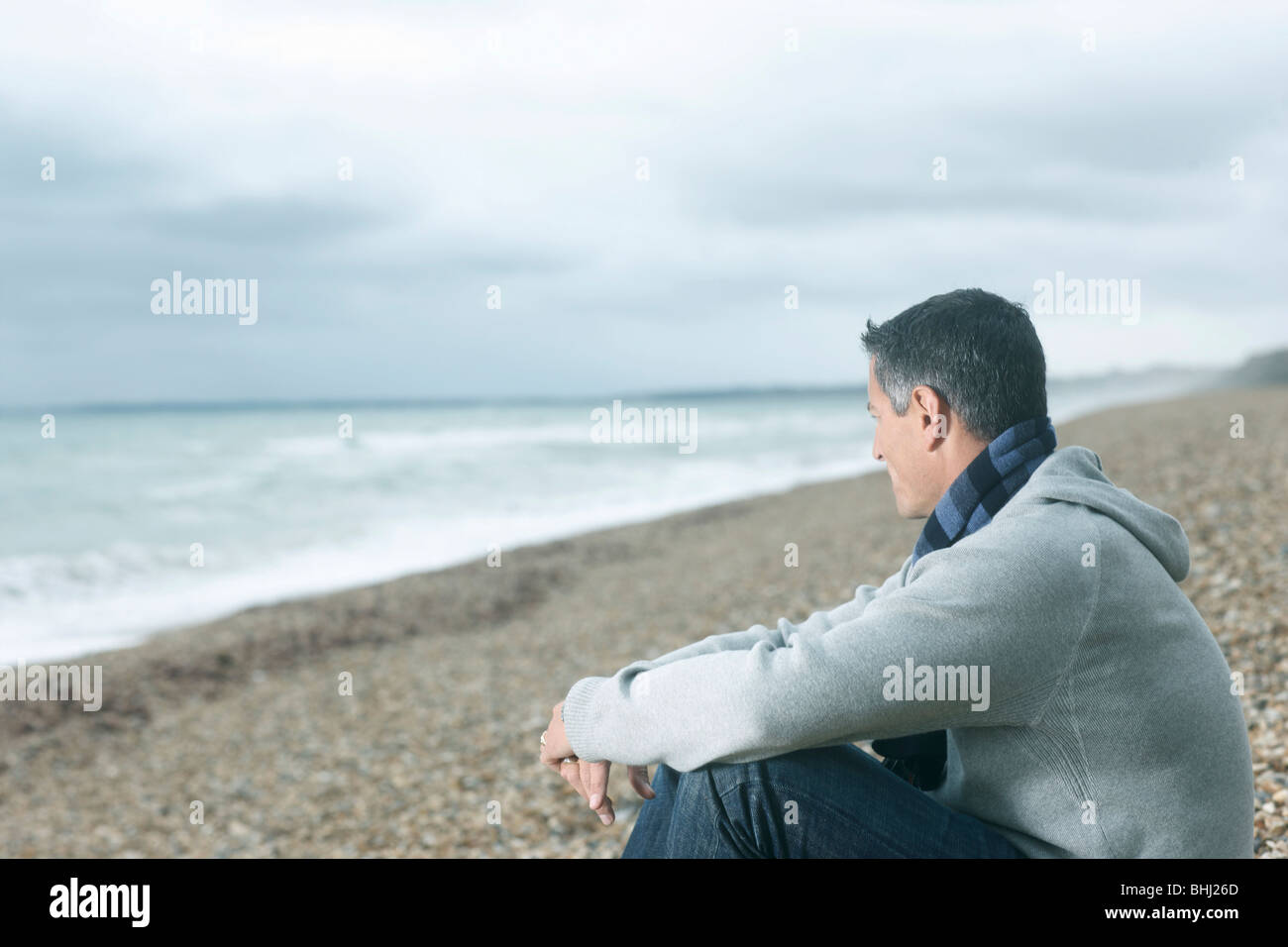 Uomo che guarda al mare Foto stock - Alamy