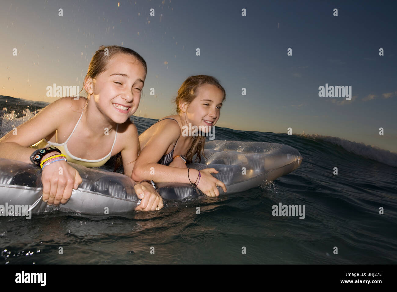Gemelle wave surf su airbed Foto Stock