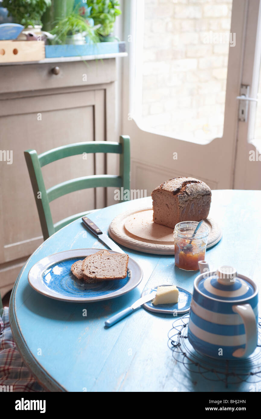 Pane e burro sul tavolo da cucina nei pressi di porta posteriore Foto Stock