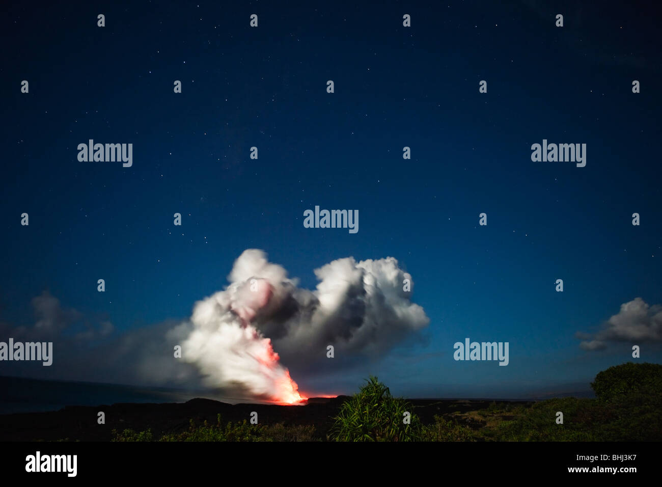 La cenere e la nube di vapore da flusso di origine vulcanica Foto Stock