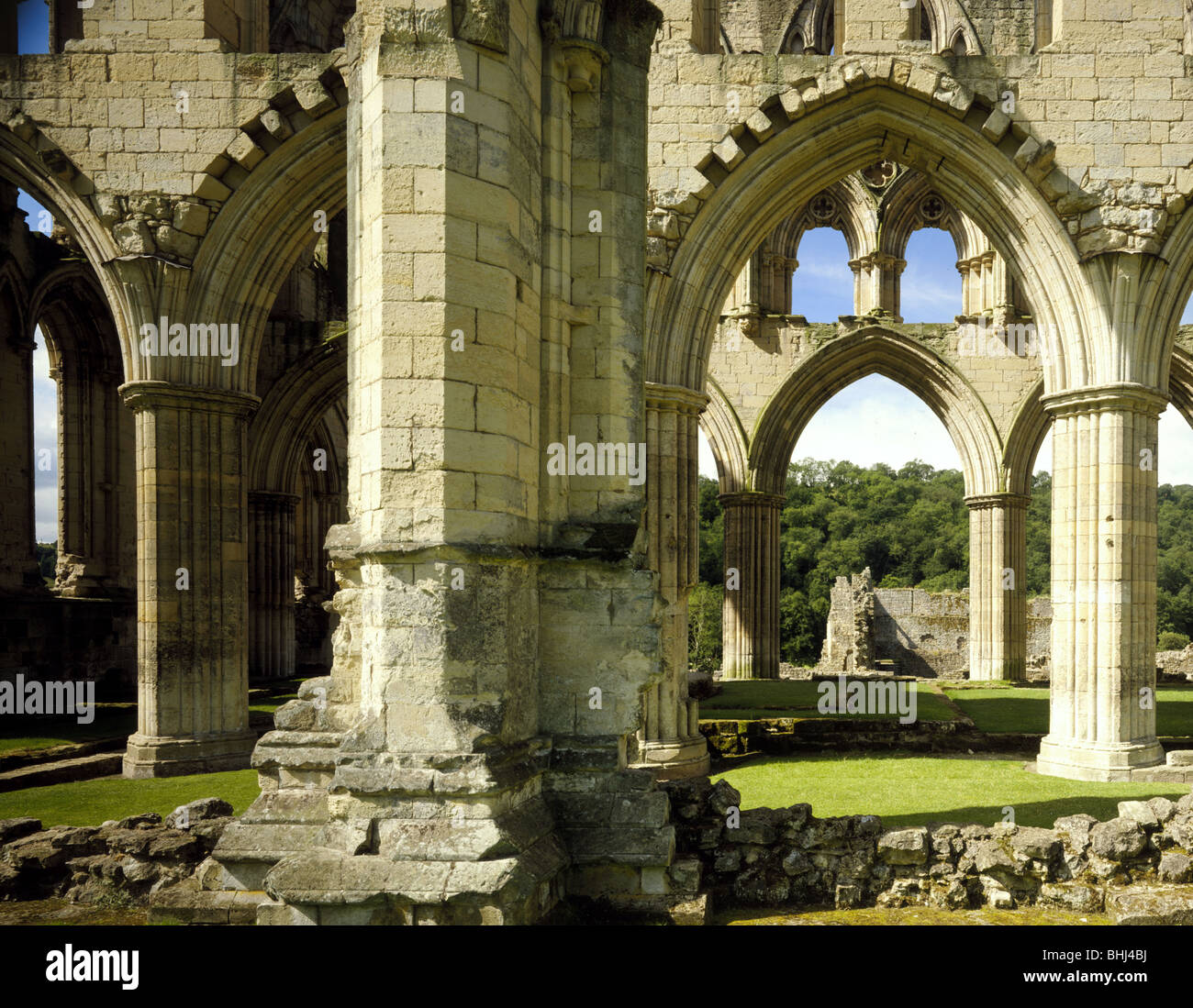 Le rovine di una chiesa duecentesca di Rievaulx Abbey, North Yorkshire, 1988. Artista: Paolo Highnam Foto Stock