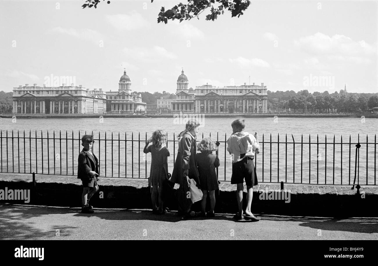 I bambini dal fiume Thames, London, C1945-c1965. Artista: SW Rawlings Foto Stock