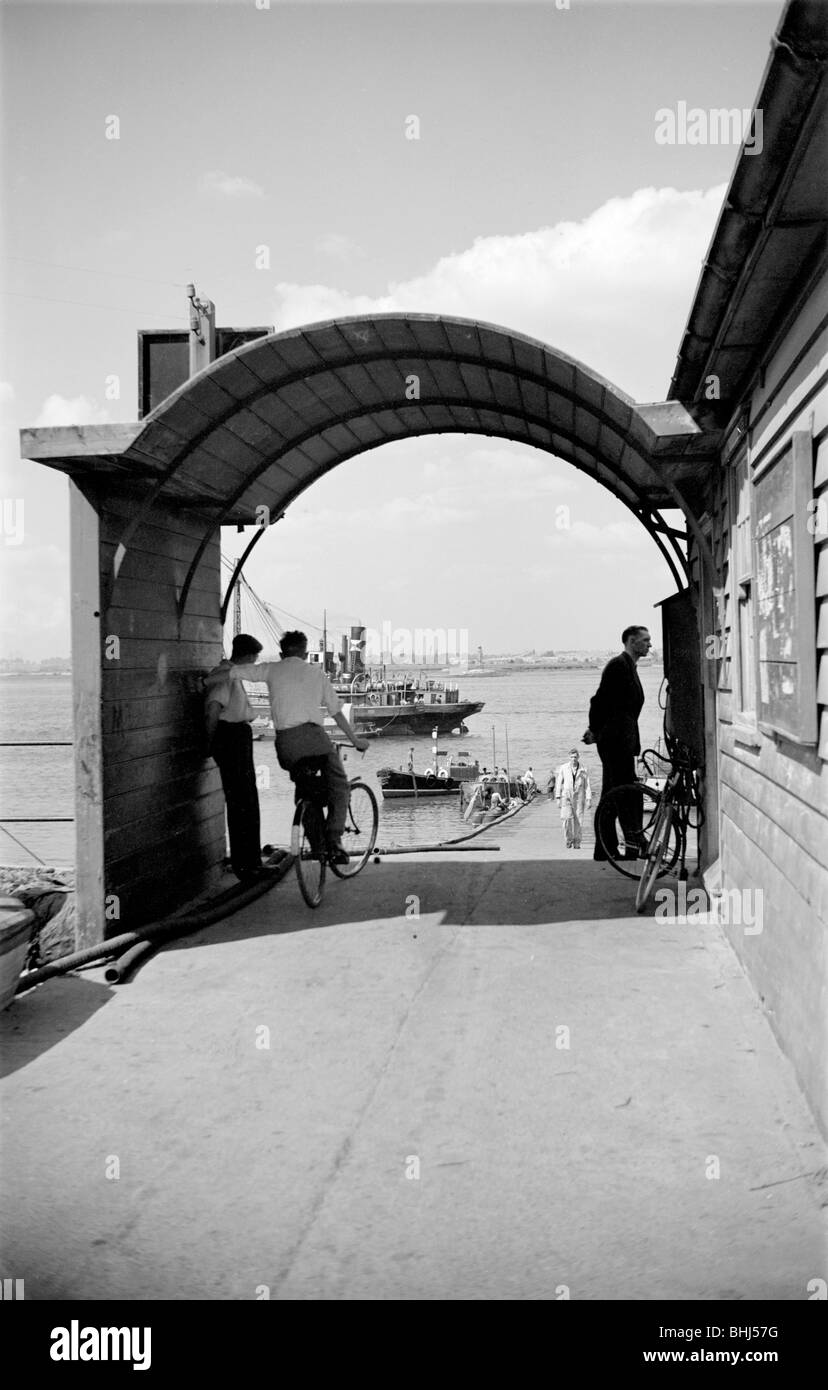 Attesa per il traghetto, Penzance, Kent, C1945-c1965. Artista: SW Rawlings Foto Stock