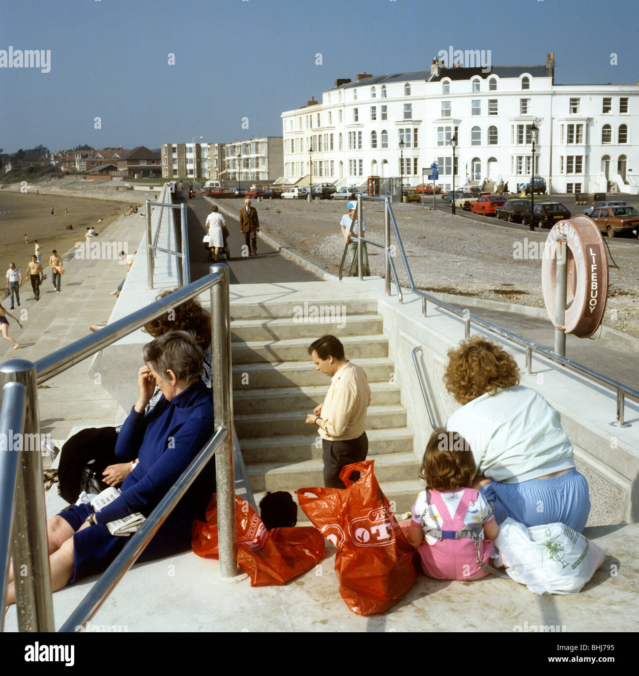 Regno Unito, Inghilterra, Somerset, Burnham on sea, visitatori sul lungomare di anni ottanta Foto Stock