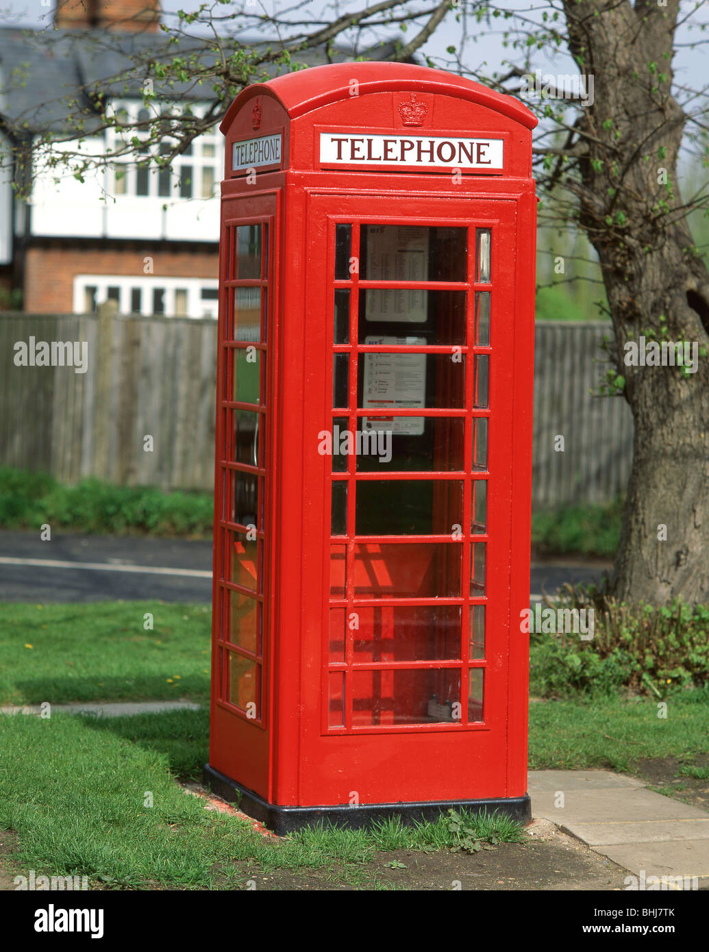 Telefono rosso scatola, Holyport, Berkshire, Inghilterra, Regno Unito Foto Stock
