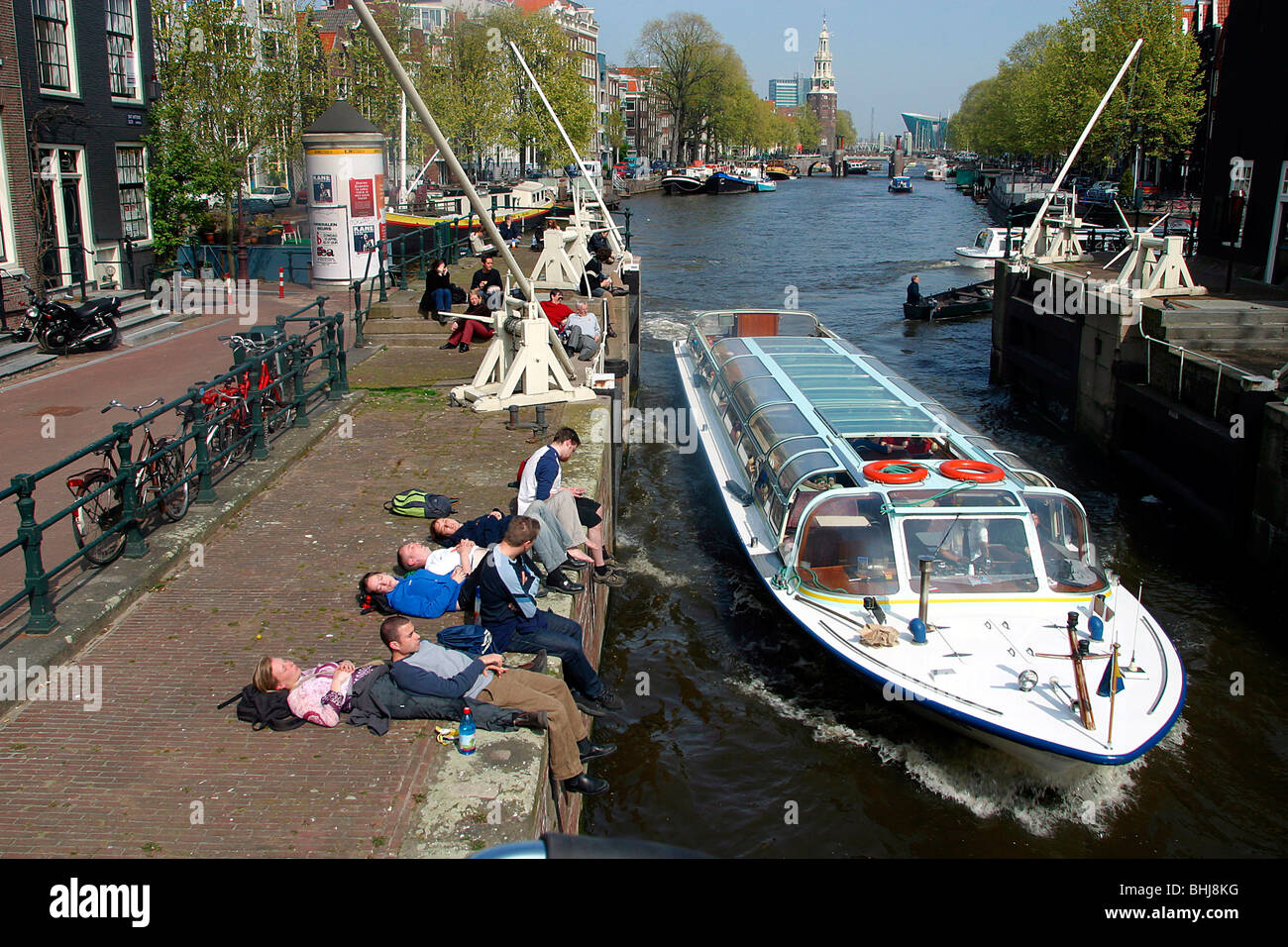 Passando attraverso il blocco sul OUDESCHANS, vicino il CAFE DE SLUYSWACHT, AMSTERDAM, PAESI BASSI CANAL Foto Stock