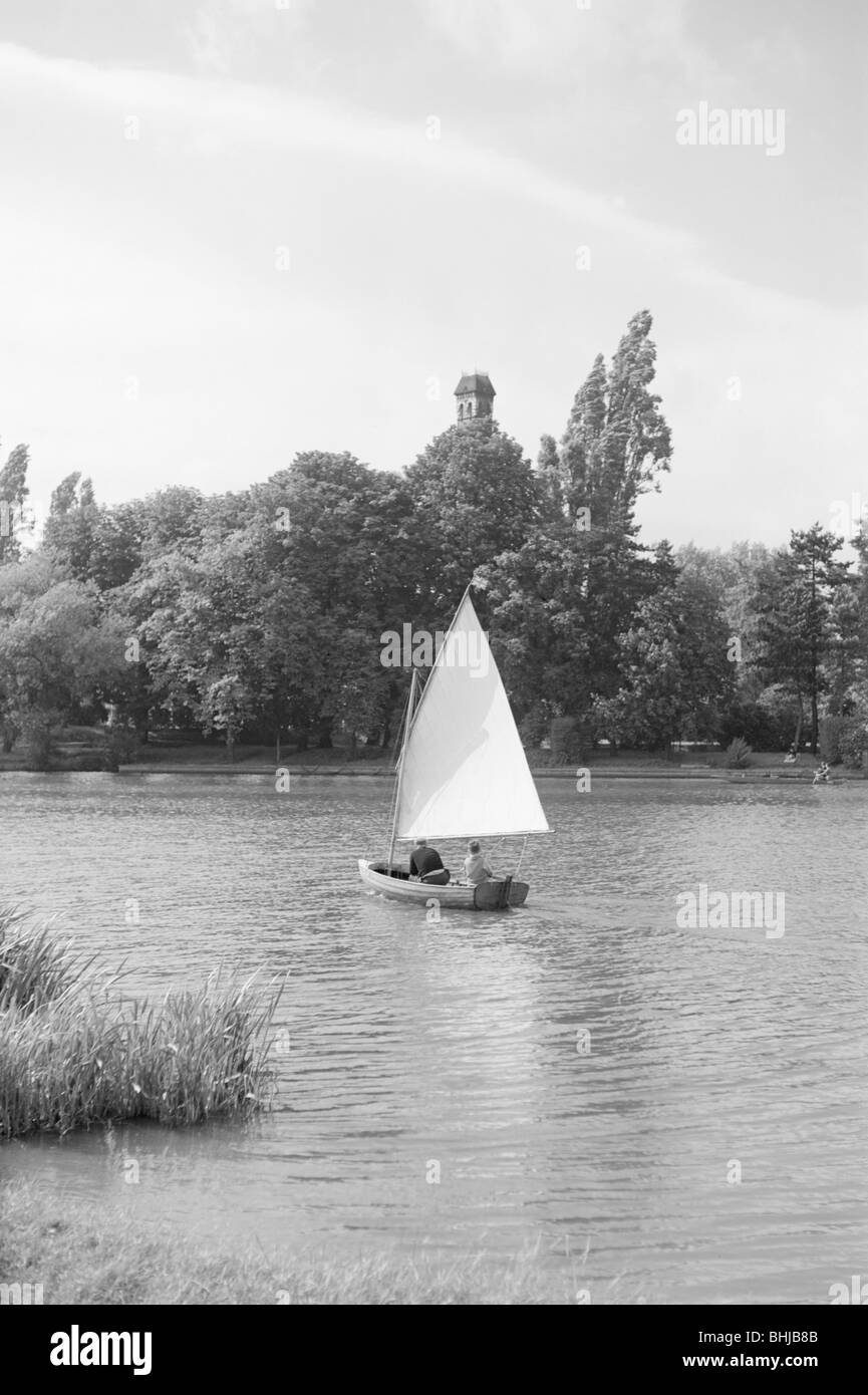 Una piccola barca a vela sul Fiume Tamigi, C1945-c1965. Artista: SW Rawlings Foto Stock