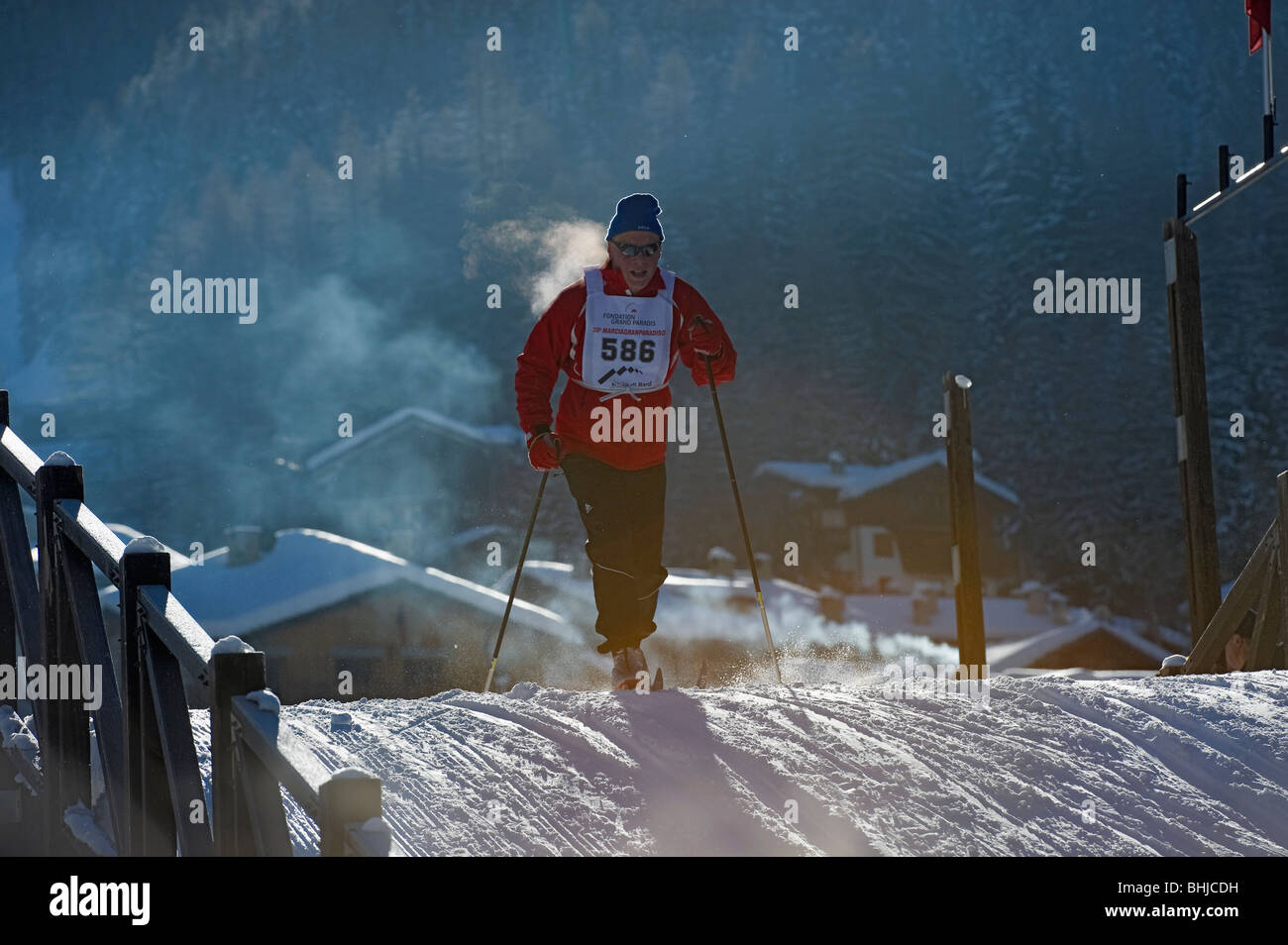 L'italia, valle d'Aosta, Cogne, uno sciatore durante una lunga distanza competizione di sci Foto Stock