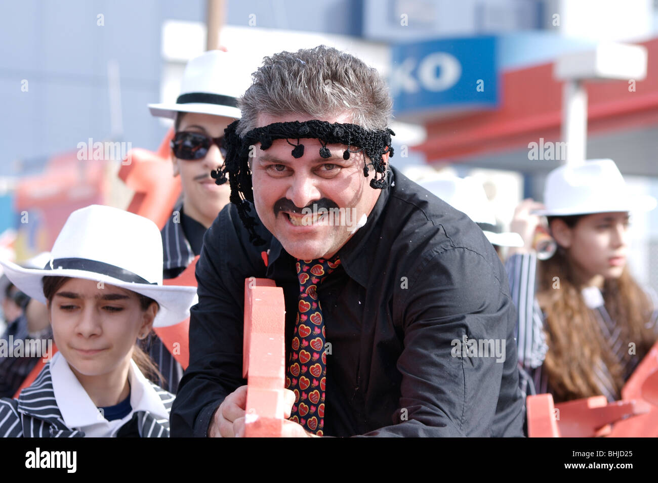 LIMASSOL - 14 febbraio: i partecipanti dal tema della mafia gruppo durante la sfilata di Carnevale Febbraio 14, 2010 in Limassol, Cipro. Foto Stock