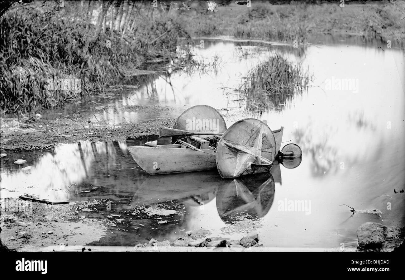 Una barca anfibio, Cricklade, Wiltshire, c1870. Artista: Henry Taunt Foto Stock